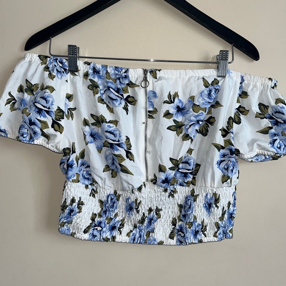 Urban planet size large off the shoulder crop top - Picture 2 of 3